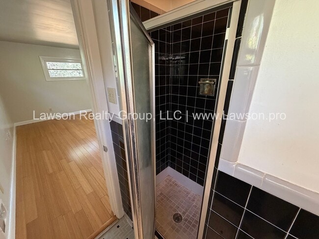 Building Photo - Beautiful Mid Century Modern Grandin Road Home