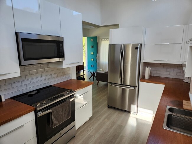 Building Photo - 513 Mulholland Park