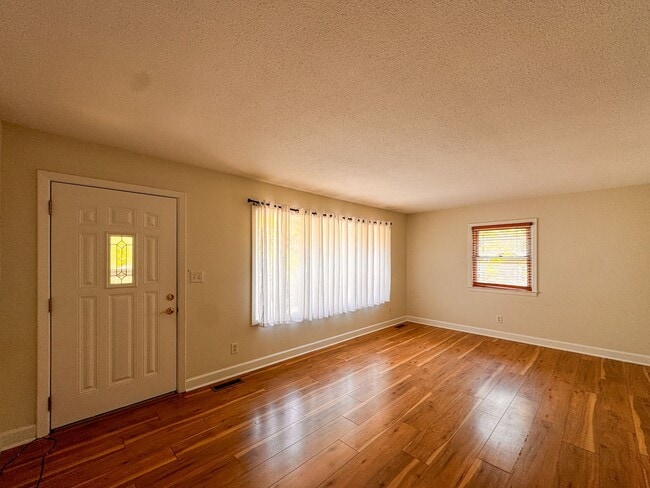 Building Photo - Spacious 4 Bed 2.5 bath Home Close to Fort Bragg