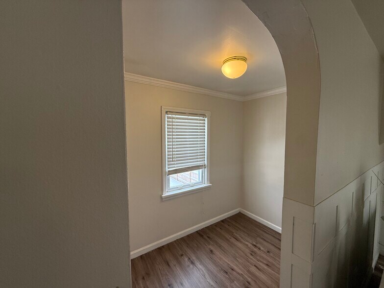 Building Photo - 404 Baker Dr