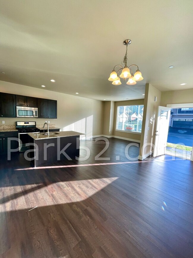 Building Photo - 3 Bedroom Townhouse in Olympia