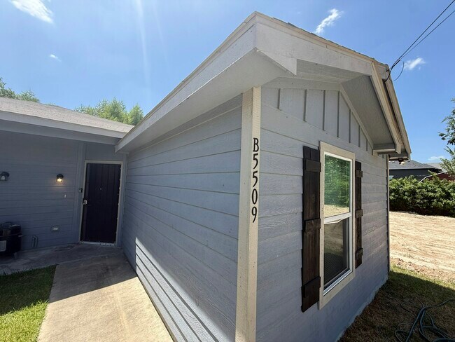 Building Photo - 5509 Nielan St