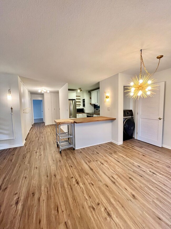 Building Photo - Newly Renovated 2bd/2ba Dwtn Condo!