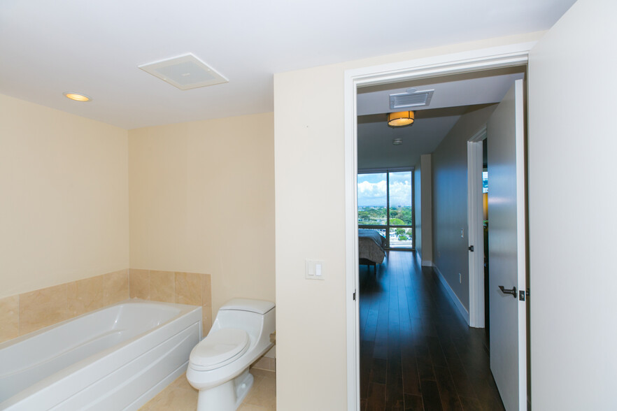 Building Photo - 1551 Ala Wai Blvd