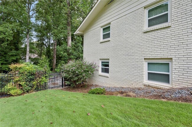 Building Photo - 720 Brookline Dr SE