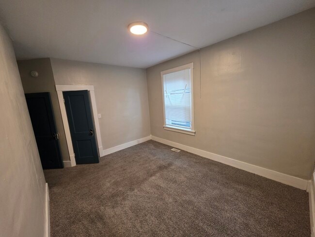 Building Photo - 434 6th Ave S