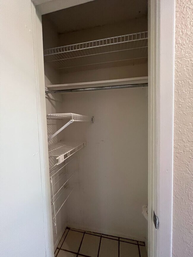 Building Photo - Croix 325 -  2 Bed 1 bath - $1450