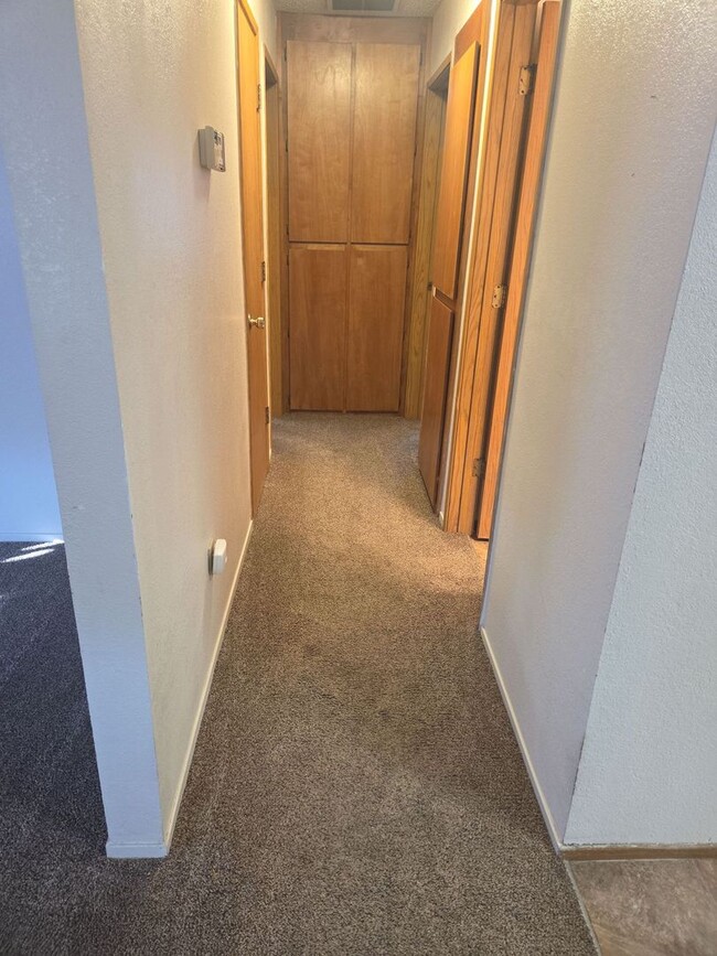 Building Photo - Great unit in a great neighborhood