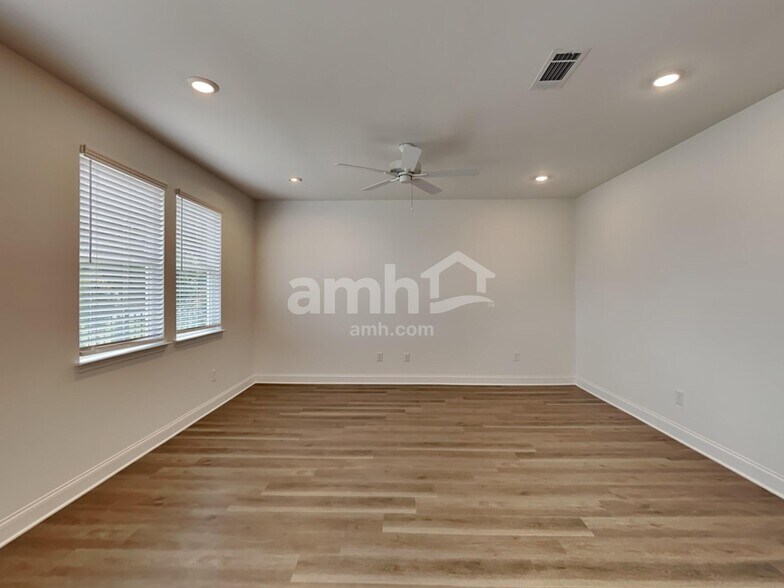 Building Photo - 50 Pointe Dr