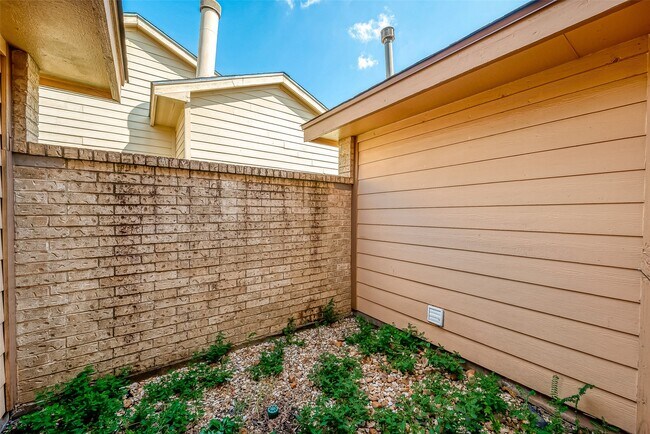 Building Photo - 1490 Hunters Park Dr