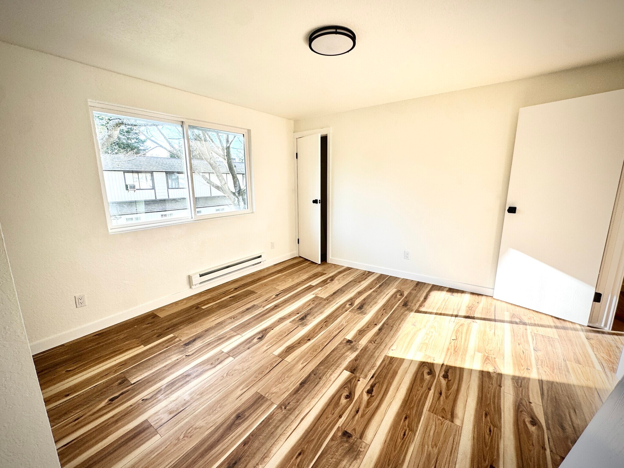 Building Photo - 640 5th Ave S