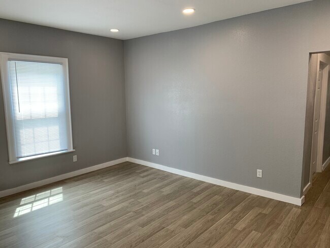Building Photo - 2409 Wilson Ave