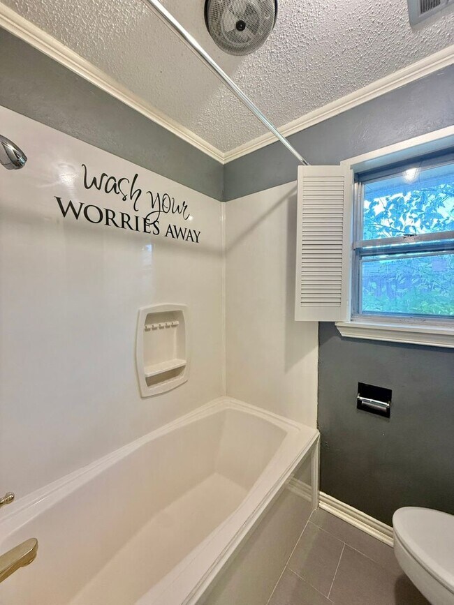 Building Photo - Available Now! Spacious 4 Bed/3 Bath Home in Tyler! Hot Tub!