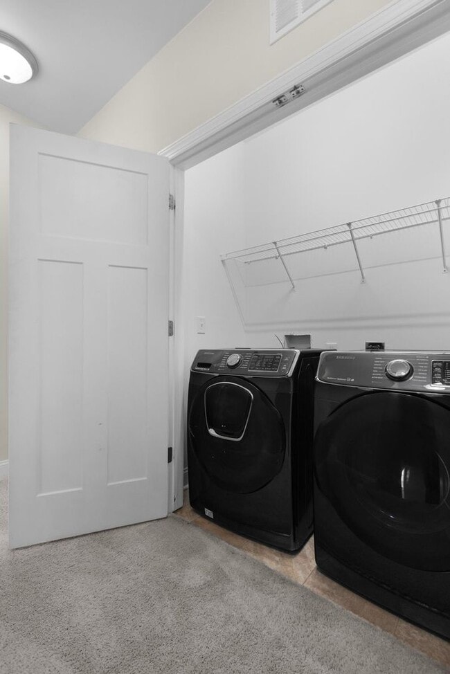 Building Photo - Townhouse For Rent! Rebated Application Fe...