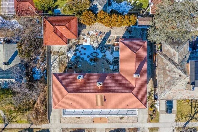 Building Photo - 161 W Beech St