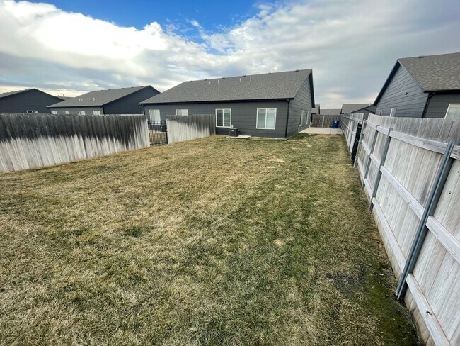 Building Photo - 13544/46 Haskell