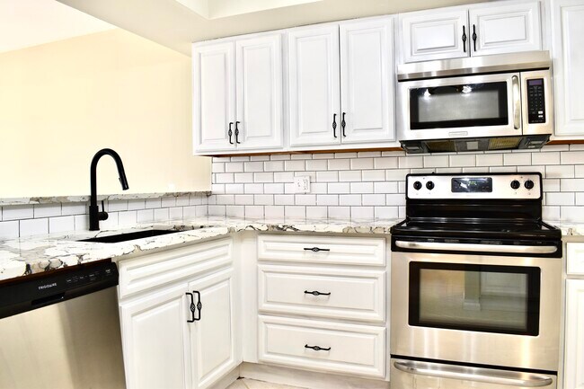 Building Photo - 6040 Glendale Dr
