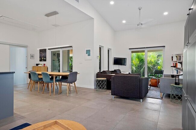 Building Photo - 112 S J St