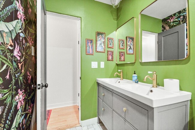 Building Photo - 2Bed/1bath beautiful Home close to City Park