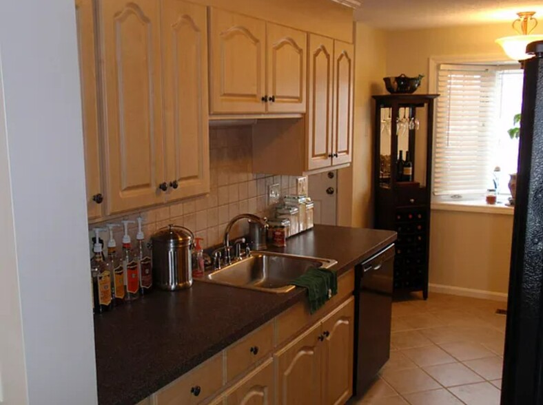 Primary Photo - 711 Fox Hollow Way