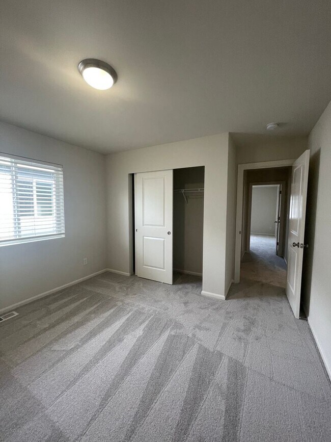 Building Photo - 4 bedrooms + BONUS ROOM And 2.5 baths Tumw...