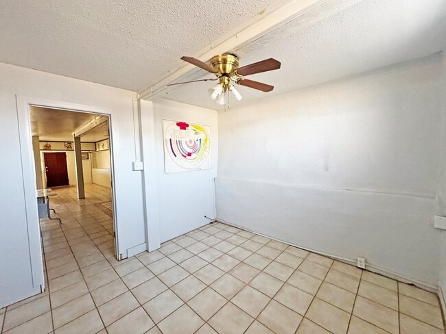 Building Photo - 504 E Ave East