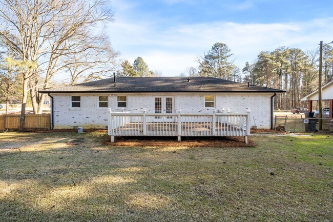 Building Photo - Beautifully Renovated Ranch Floor Plan, 3 ...