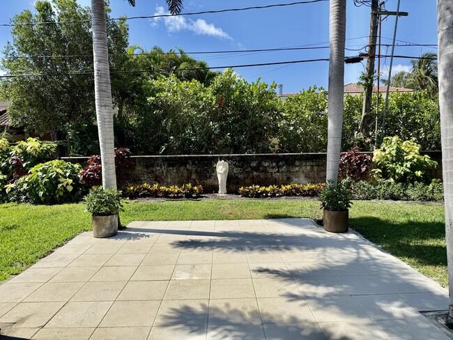Building Photo - 206 Russlyn Dr