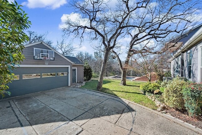 Building Photo - 2100 Daisy Ln