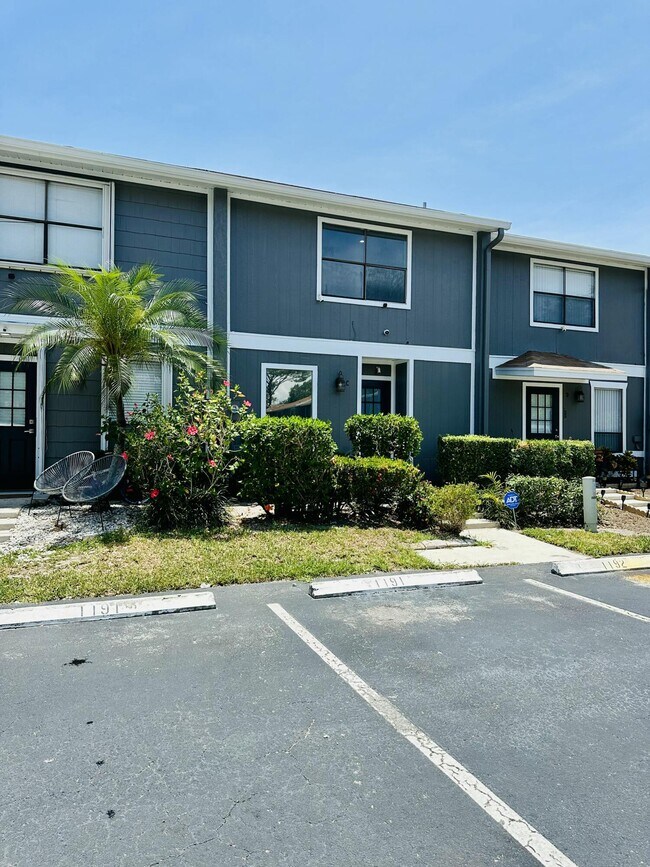 Building Photo - 850 Hill Dr
