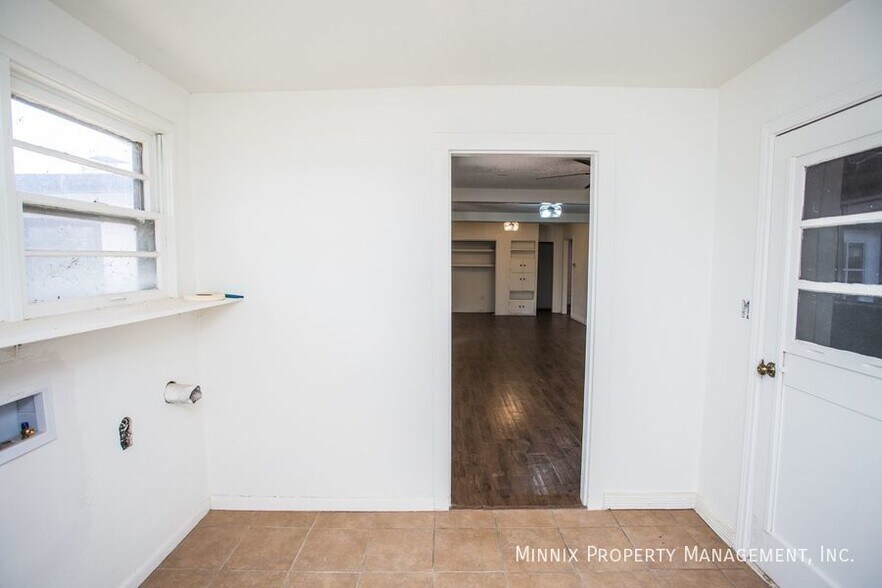 Building Photo - 502 2nd Pl