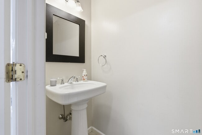 Building Photo - 305 Sylvan St