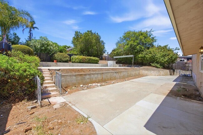 Building Photo - 352 Beaumont Dr
