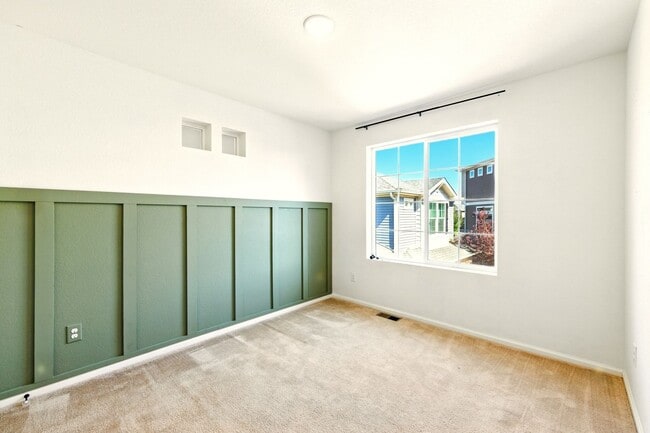 Building Photo - 3 Bedroom 2.5 Bathroom "Like-new" Single F...