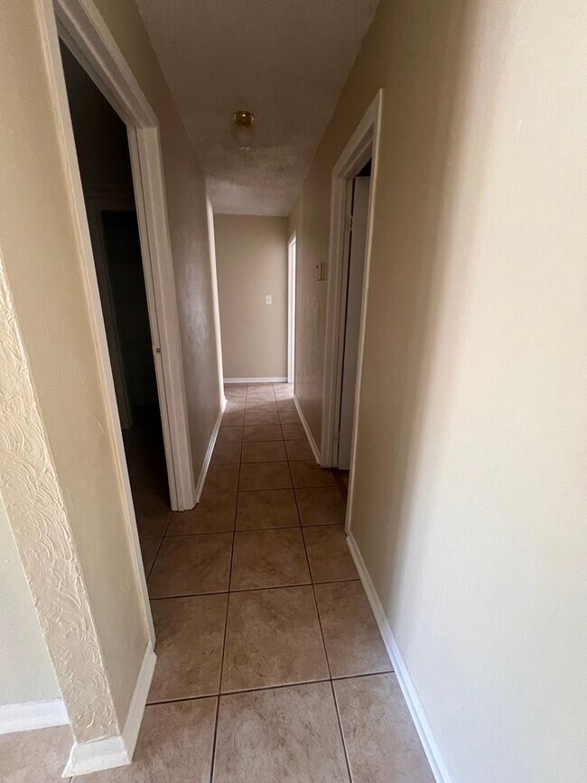 Building Photo - BACK ON THE MARKET!!!  Large Ranch Style R...