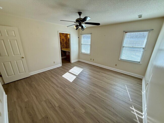 Building Photo - Charming Brick Home in Rembert!