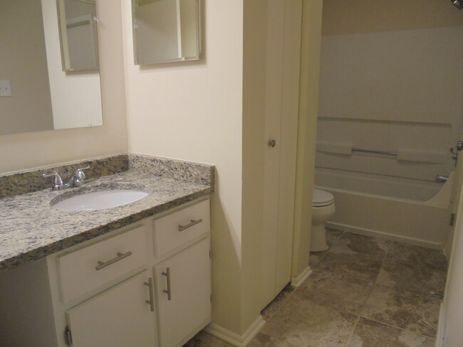 Building Photo - 302 Teak Ln