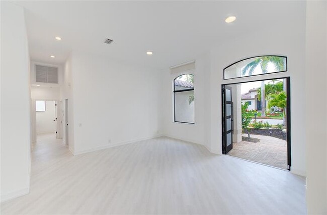 Building Photo - 2550 Jardin Terrace