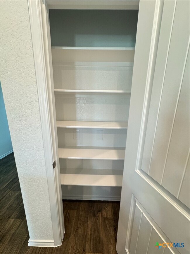 Building Photo - 908 Adler Way