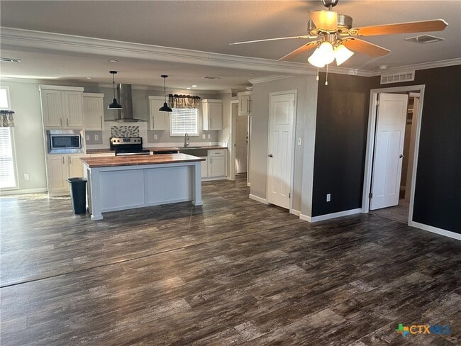 Building Photo - 908 N Henry St