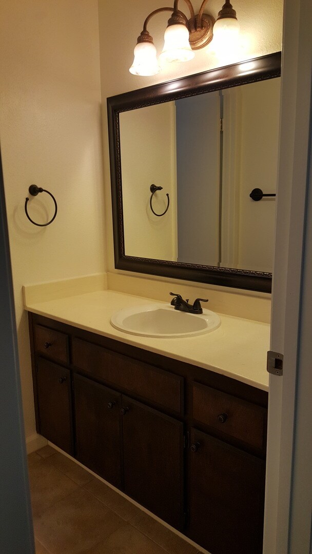 Building Photo - South Natomas One Story Great Location 4 b...