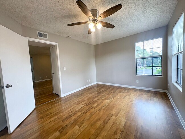 Building Photo - 1/1 Condo in Gated Lakefront Community of Altamonte Springs!