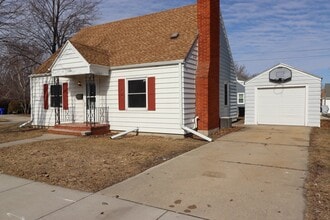 Building Photo - Refurbished 4-Bedroom Home