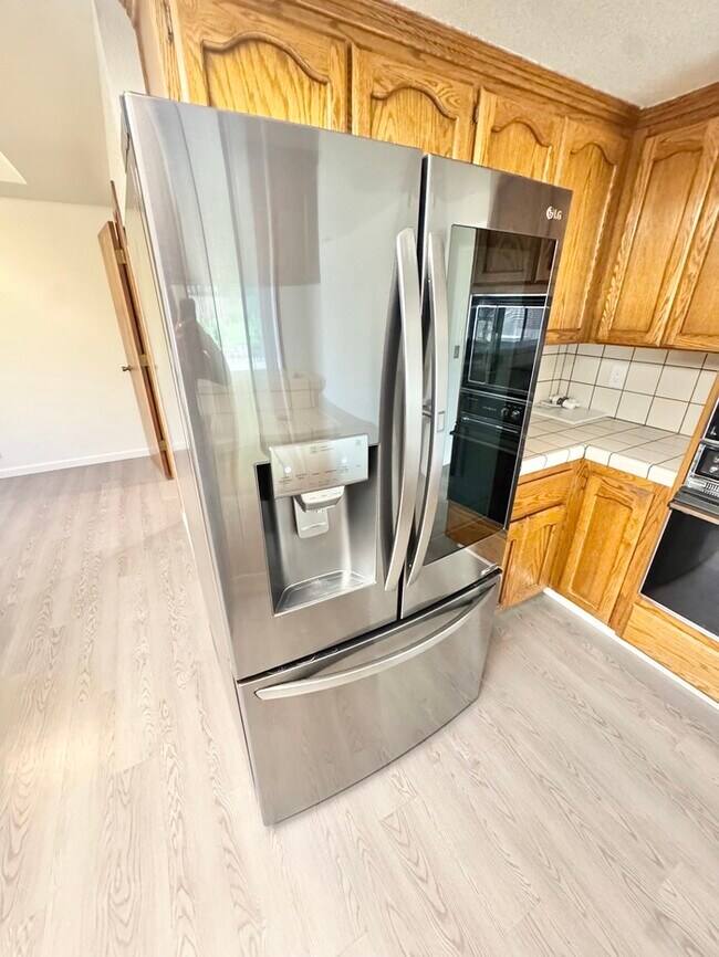 Building Photo - Stunning 3 bedroom 2.5 bathroom home in Folsom with large backyard