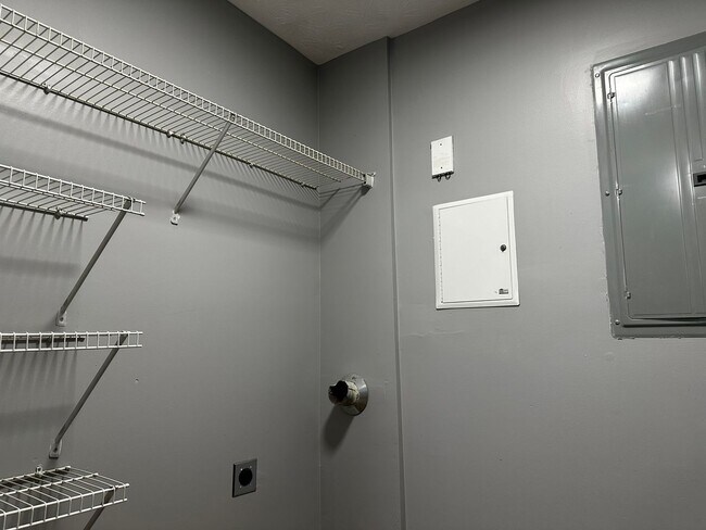 Building Photo - 25% Move In Special available for this Stunningly condo