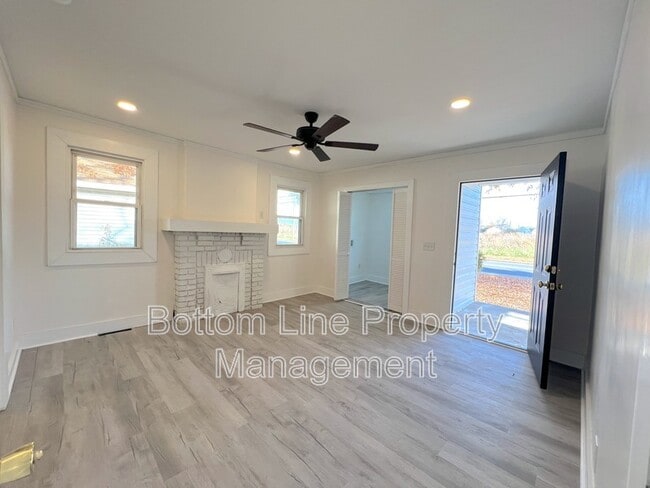 Building Photo - 218 Norwood Dr