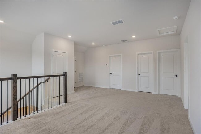 Building Photo - 261 Crater Lk Dr