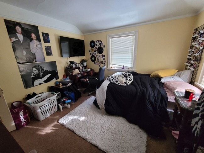 Building Photo - AVAILABLE JUNE 1st 2026 - 3 Bed 1 Bath Beautiful Woodland Home