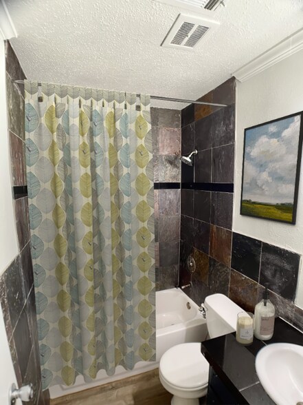 Building Photo - 6036 Circle Dr