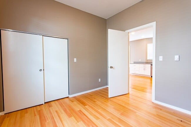 Building Photo - 1715